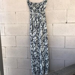 100% all silk strapless dress.Ties in the front